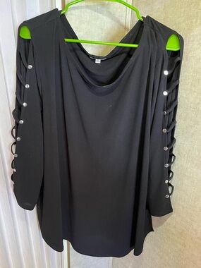 89th & Madison Black Cold-Shoulder Ladder-Sleeve Blouse
